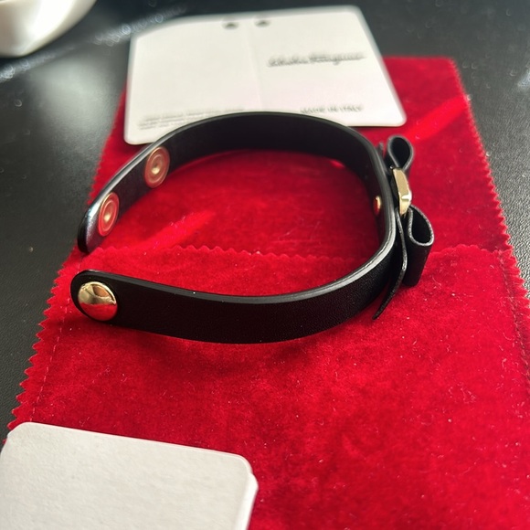 Authentic Salvatore Ferragamo Vara Bow Black Leather Bracelet - Picture 6 of 8